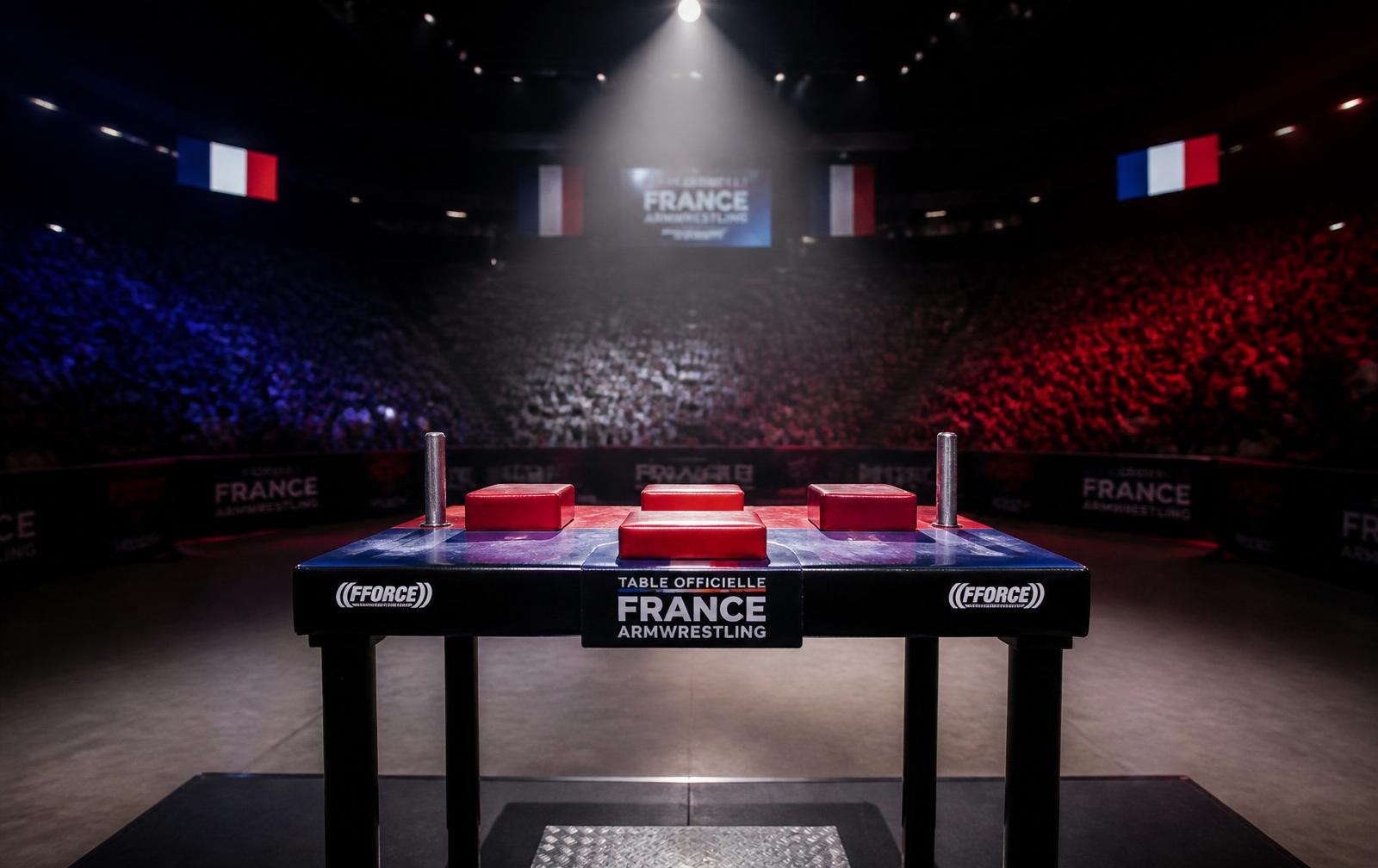 Table officielle de bras de fer sportif sous un projecteur, ambiance de compétition